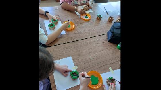 Mercatino di Natale con decorazioni create sul momento dai nostri ragazzi speciali