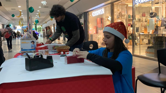 Impacchetta i regali di Natale con Isla ng Bata!