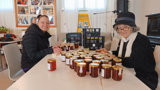 Confezioniamo articoli Natalizi. Ti va di darci una mano?