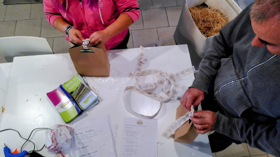 Confezioniamo articoli Natalizi. Ti va di darci una mano?