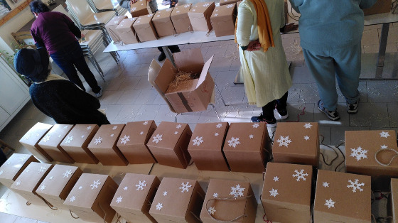 Confezioniamo articoli Natalizi. Ti va di darci una mano?