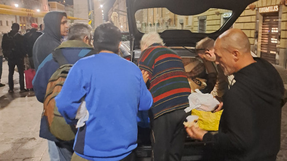 Confezionamento e distribuzione pasti a San Pietro