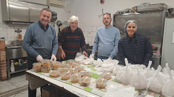 Mensa di strada del lunedì per senza fissa dimora a San Pietro