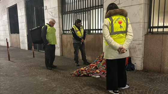 Assistenza su strada per distribuzione pasti, ascolto e supporto (metro Cipro)